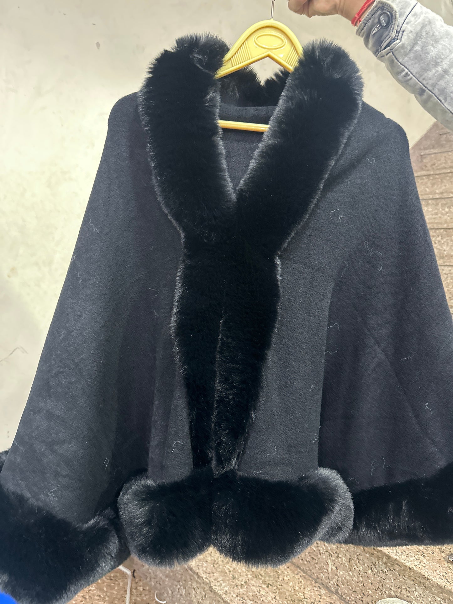 FC Luxurious One Size Fit to All Winter Faux Fur Cape