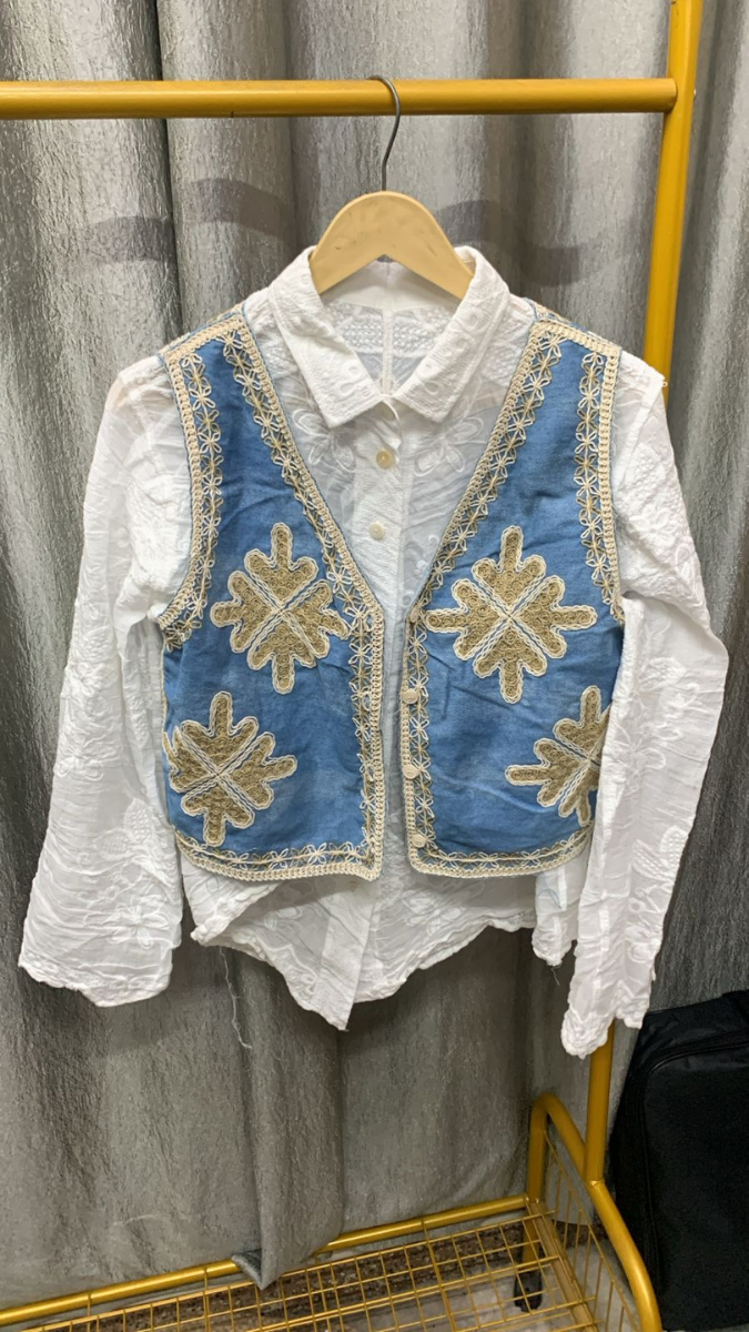 Embroidery Designed Sleeveless Jacket With Plain Shirt FC2289