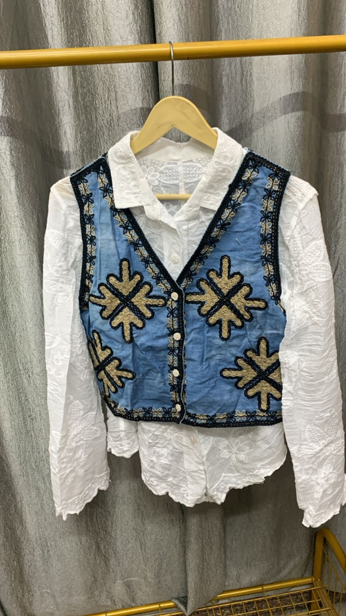Embroidery Designed Sleeveless Jacket With Plain Shirt FC2289