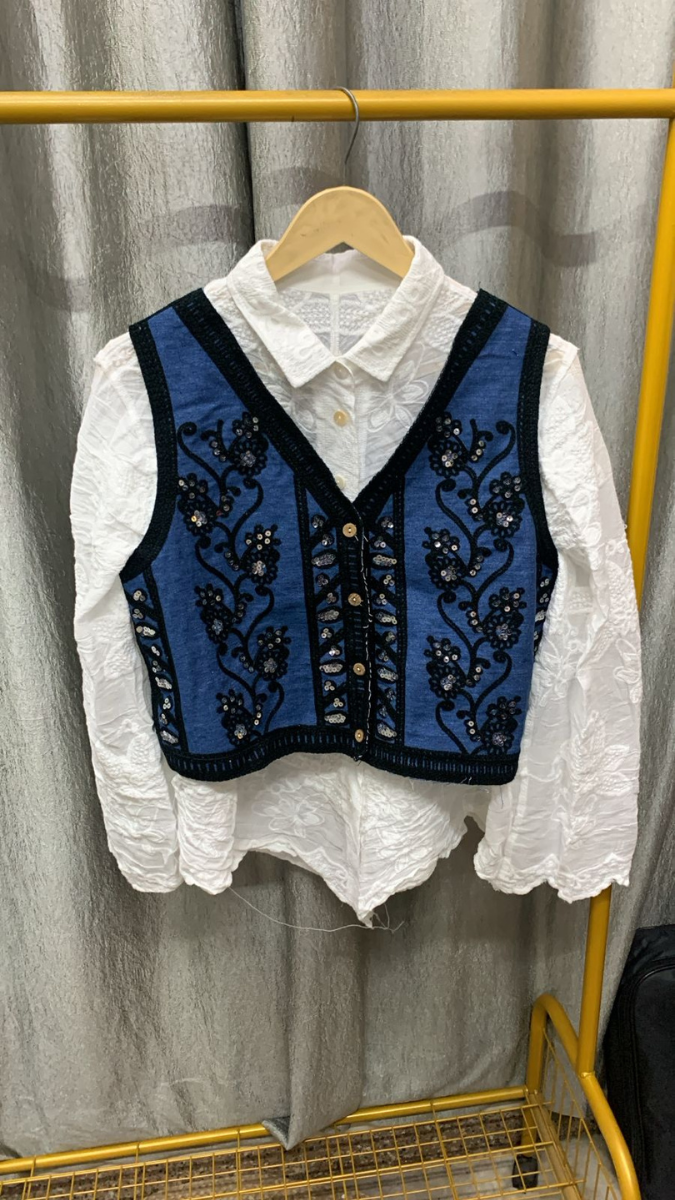 Embroidery Designed Sleeveless Jacket With Plain Shirt FC2289