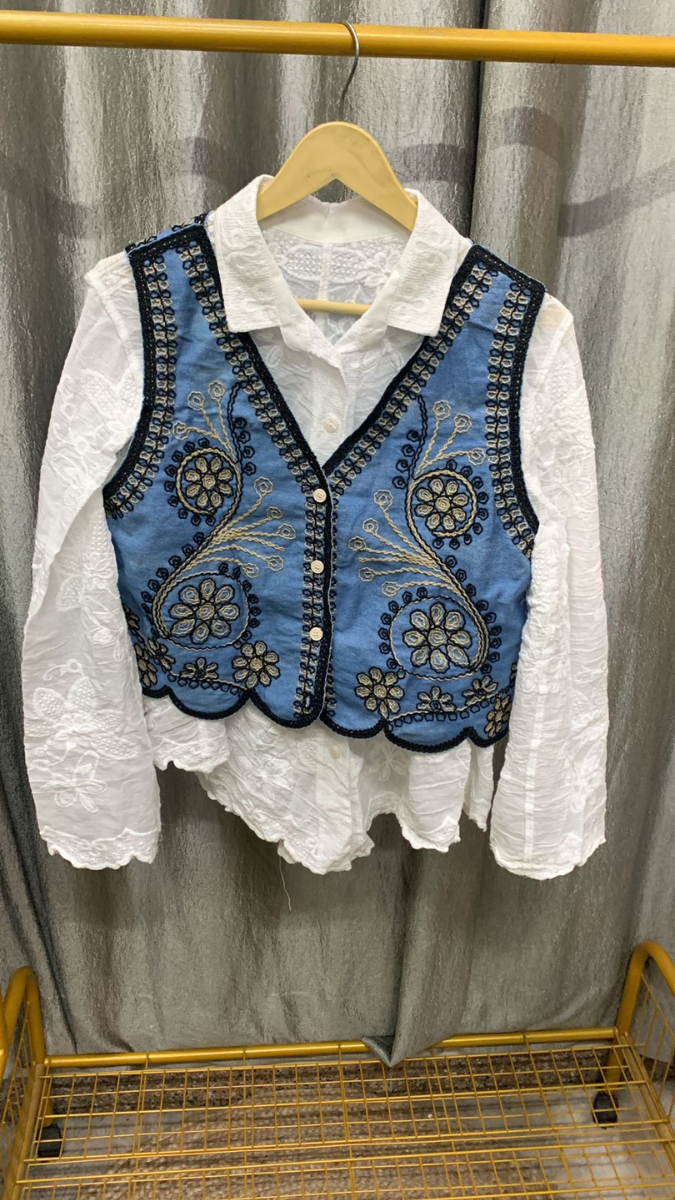 Embroidery Designed Sleeveless Jacket With Plain Shirt FC2289