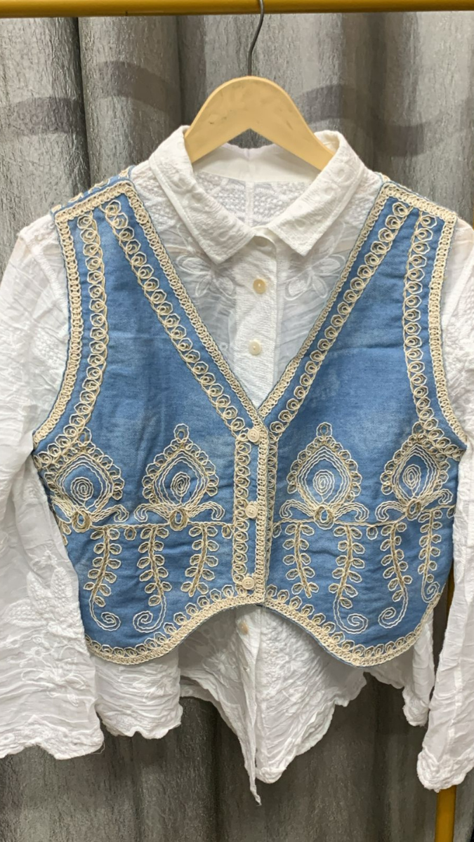 Embroidery Designed Sleeveless Jacket With Plain Shirt FC2289