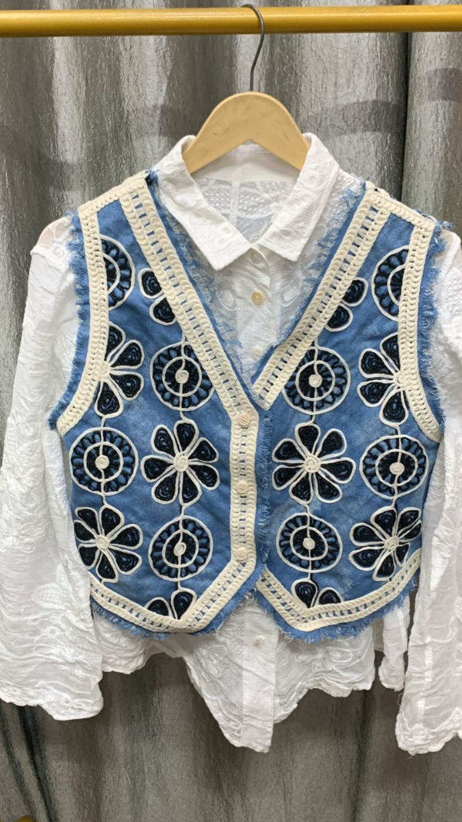 Embroidery Designed Sleeveless Jacket With Plain Shirt FC2289