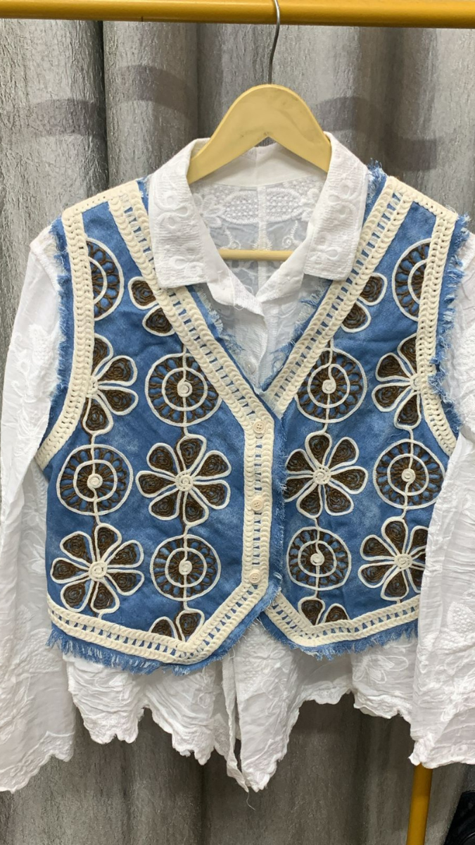 Embroidery Designed Sleeveless Jacket With Plain Shirt FC2289