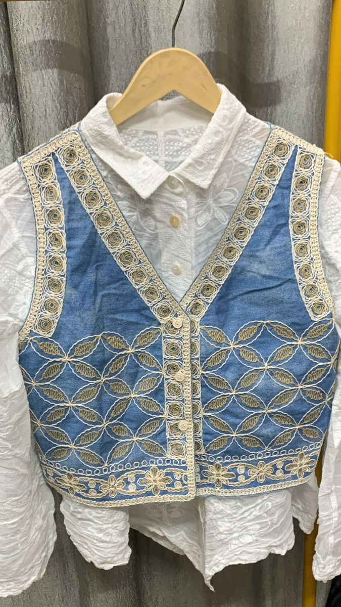 Embroidery Designed Sleeveless Jacket With Plain Shirt FC2289